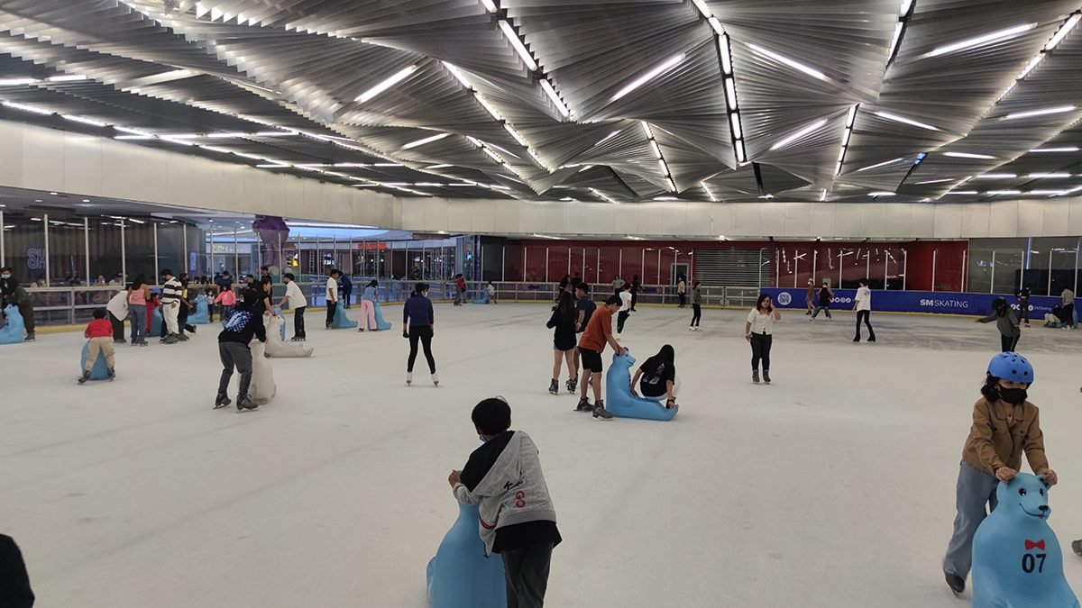 Ice Skating for the First Time SM Megamall Jaye Travels