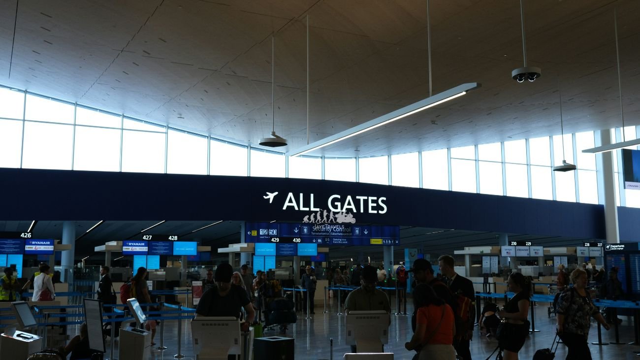 Airplane gate closure rules and why planes close doors early